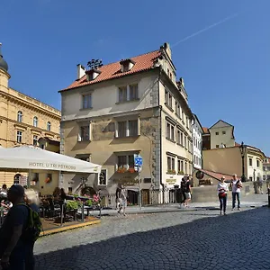 U 3 Pstrosu 4*, Prága Csehország
